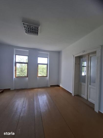 Casă cu 6 camere cu Teren 5766 Mp în Variaș