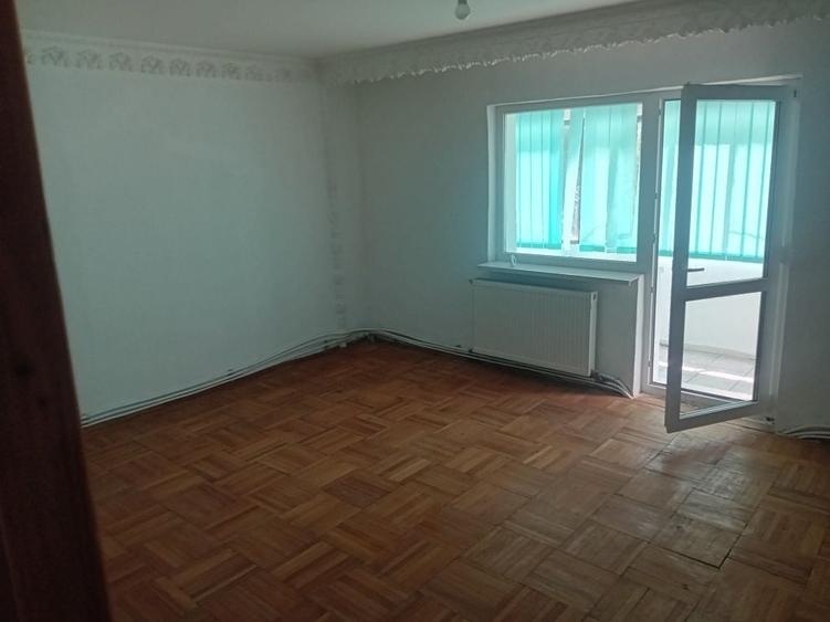 Apartament cu 3 camere decomandat în Calea Romanului