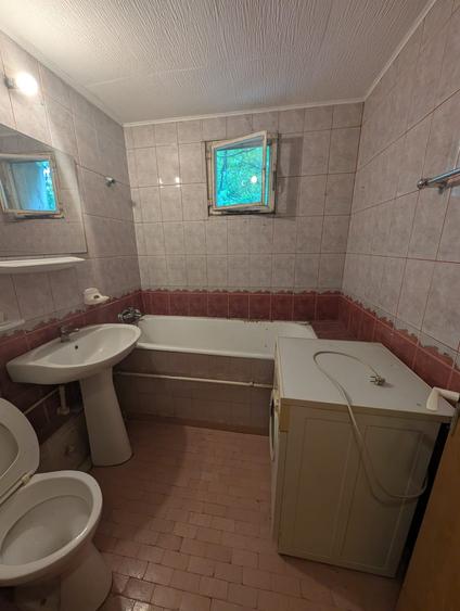 Apartament cu 3 camere semidecomandat în Drumul Taberei