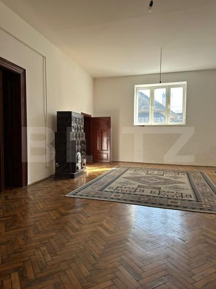 Casă individuală cu 8 camere cu Canalizare în Central