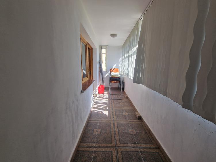 Apartament cu 4 camere decomandat în Nicolina