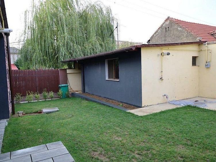 Casă individuală cu 3 camere cu Canalizare în Pârneava