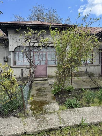 Casă cu 4 camere în Frumușani