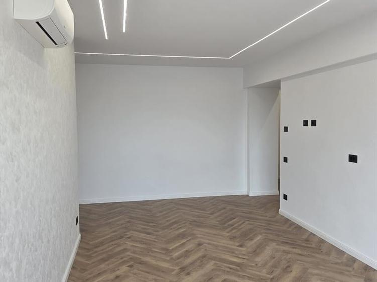 Apartament cu 3 camere semidecomandat în Est