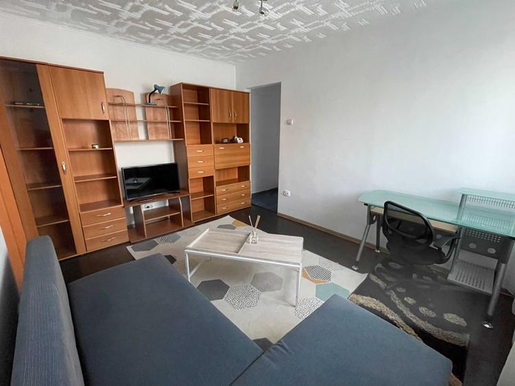 Apartament cu 3 camere semidecomandat în Central