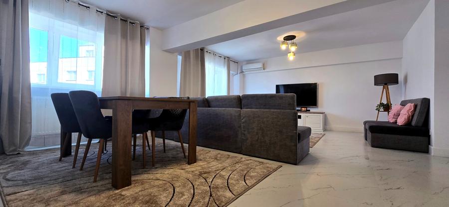Apartament cu 3 camere semidecomandat în Apărătorii Patriei