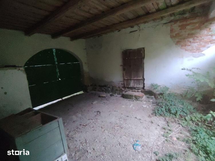 Casă cu 6 camere cu Teren 4800 Mp în Bârzava