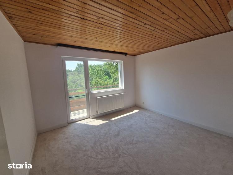 Casă cu 5 camere cu Teren 700 Mp în Ghioșești