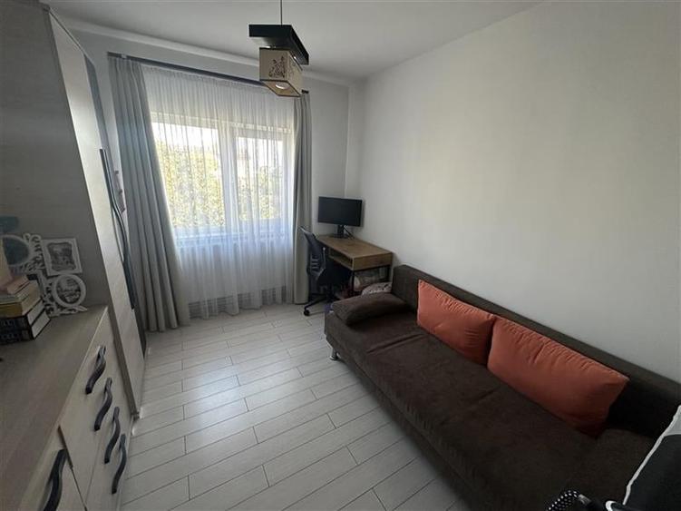 Apartament cu 3 camere decomandat, mobilat în Girocului