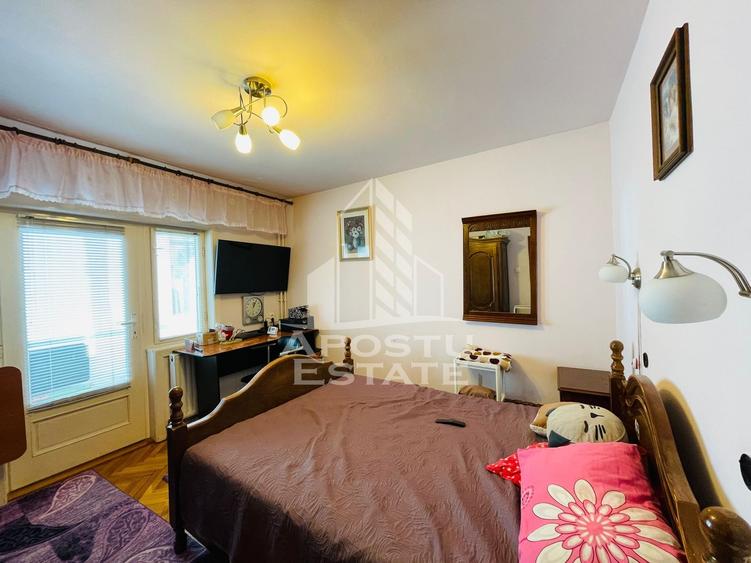Apartament cu 3 camere decomandat în Miron Costin
