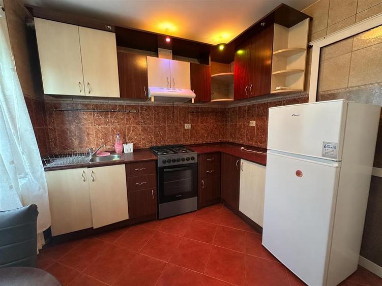 Apartament cu 3 camere semidecomandat în Podu Roș