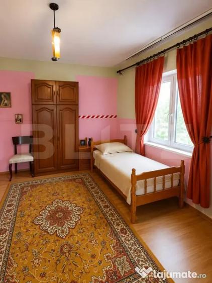 Casă cu 7 camere cu Teren 981 Mp în Central
