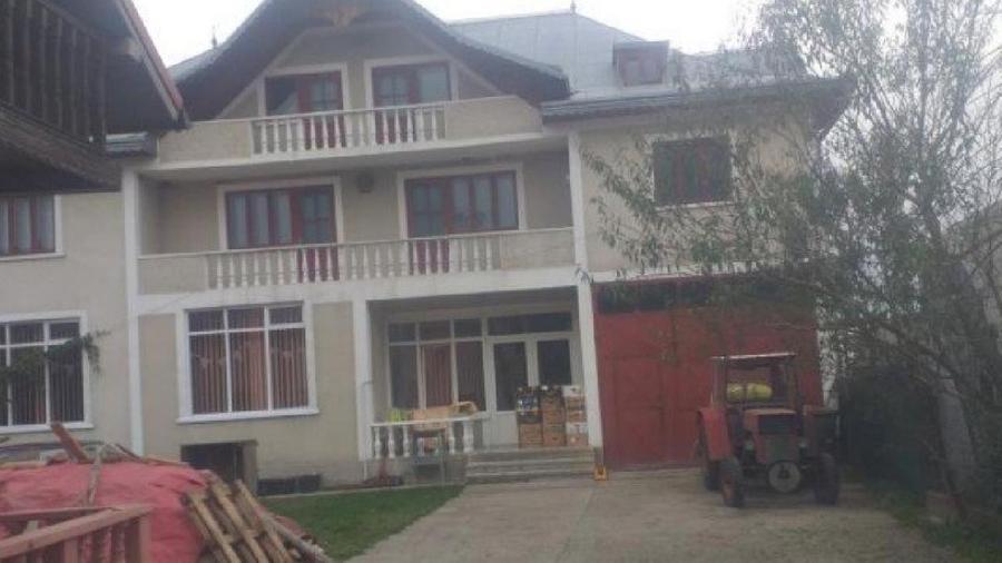 Casă individuală cu 10 camere cu Teren 1800 Mp în Vadu Moldovei