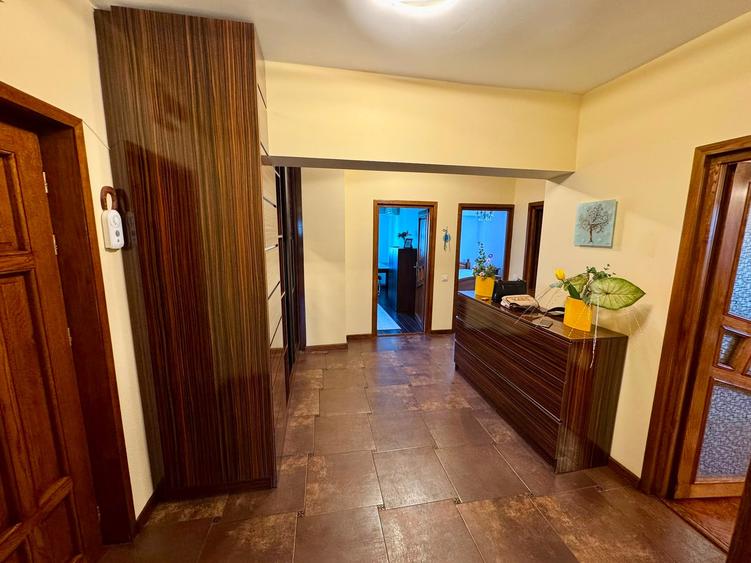 Apartament cu 3 camere decomandat în Podu Roș
