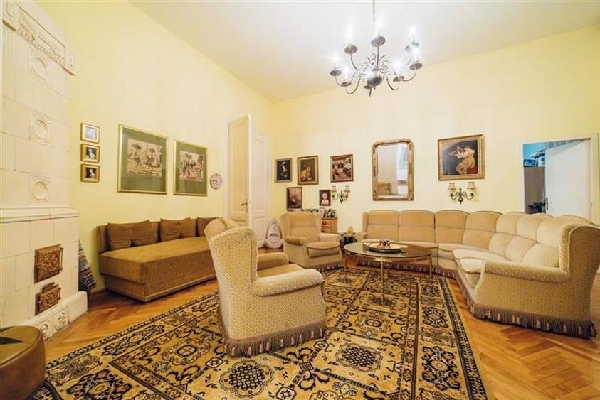 Casă individuală cu 7 camere cu Canalizare în Central