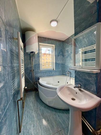Apartament cu 3 camere semidecomandat în Central