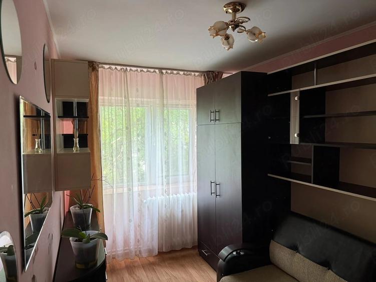Apartament cu 3 camere semidecomandat în Tătărași