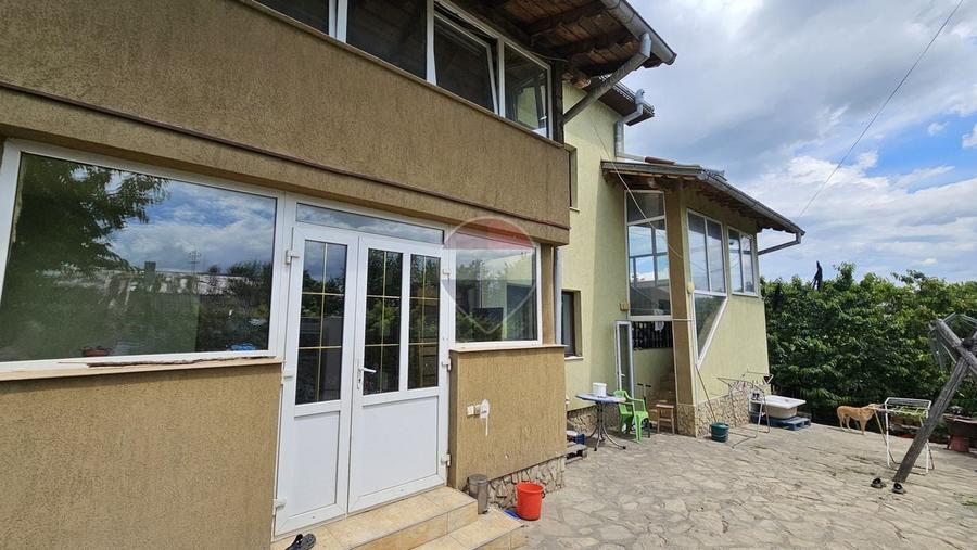 Casă individuală cu 9 camere cu Teren 900 Mp în Central