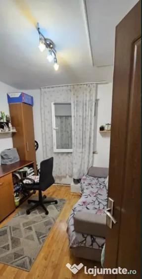 Apartament cu 3 camere semidecomandat în Florilor
