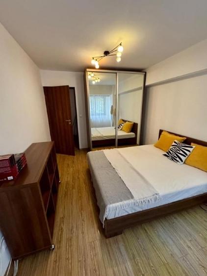 Apartament cu 3 camere decomandat, mobilat în Berceni