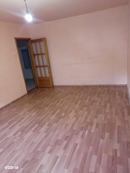 Apartament cu 2 camere decomandat în Calarași 4