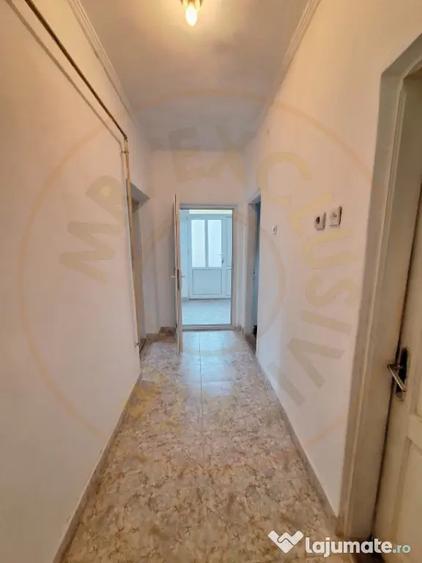 Casă cu 3 camere cu Canalizare în Central
