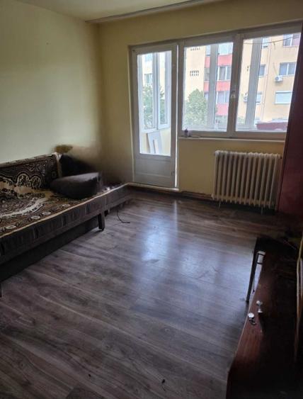 Apartament cu 3 camere semidecomandat în Șagului
