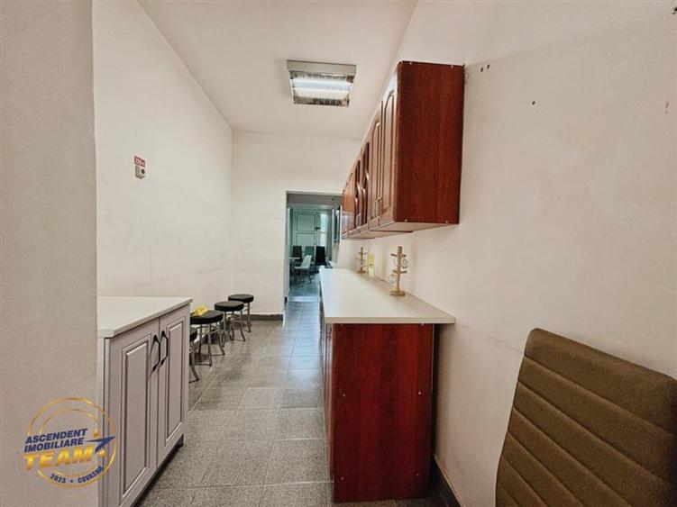 Spațiu comercial, de 394.86999511719 mp, în Gării