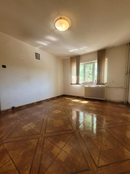 Apartament cu 3 camere semidecomandat în Inel II