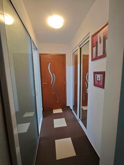 Apartament cu 3 camere decomandat, mobilat în P-ța Victoriei