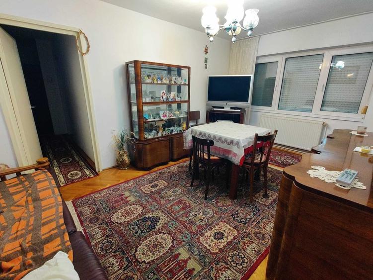 Apartament cu 3 camere semidecomandat în Boul Roșu