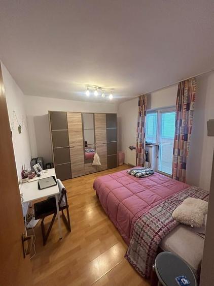 Apartament cu 3 camere decomandat în P-ța Victoriei
