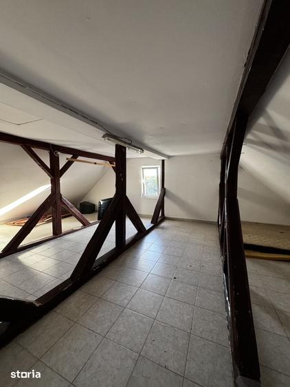 Casă cu 8 camere cu Teren 500 Mp în Iris