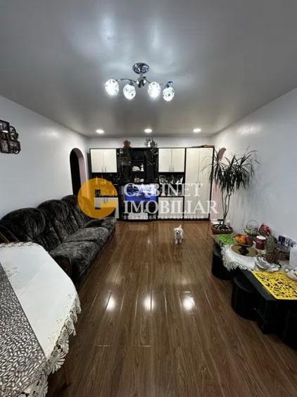 Apartament cu 3 camere semidecomandat, mobilat în Alexandru cel Bun