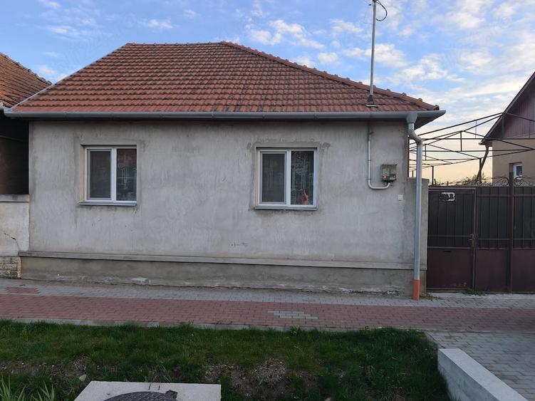 Casă cu 2 camere cu Teren 1270 Mp în Sântion