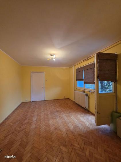Apartament cu 3 camere semidecomandat în Tătărași