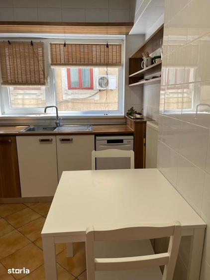 Apartament cu 3 camere semidecomandat în Aviatorilor