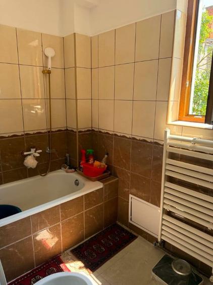 Apartament cu 3 camere semidecomandat în Andrei Mureșanu