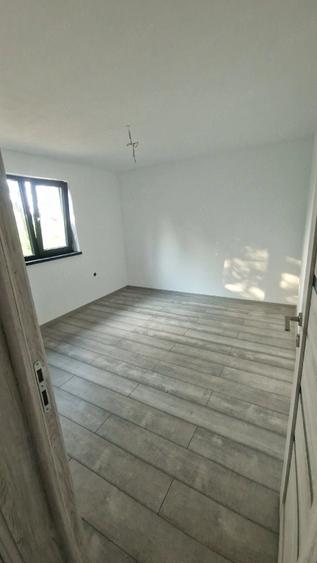 Casă cu 4 camere cu Teren 1800 Mp în Bârsoiu