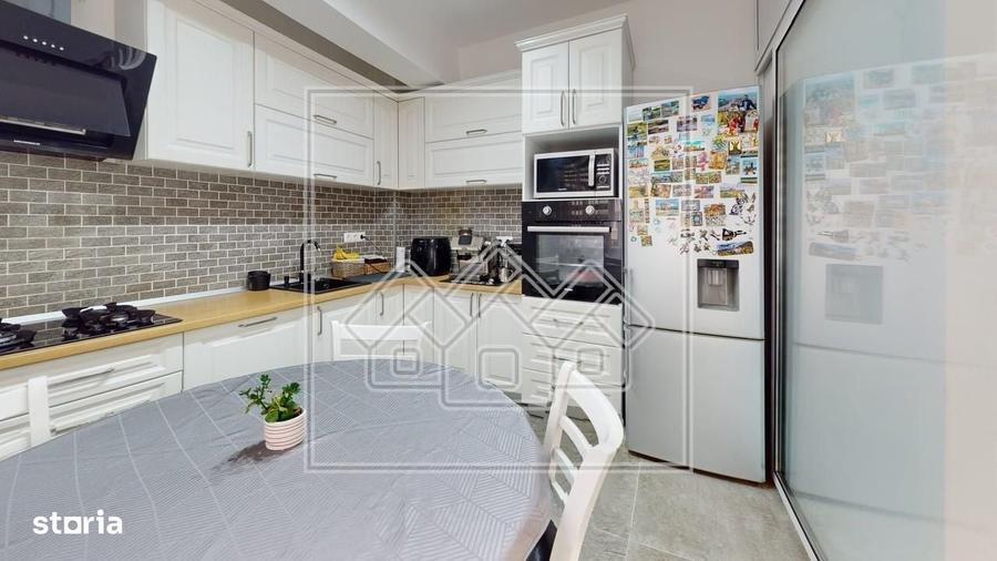 Apartament cu 3 camere semidecomandat în Turnișor