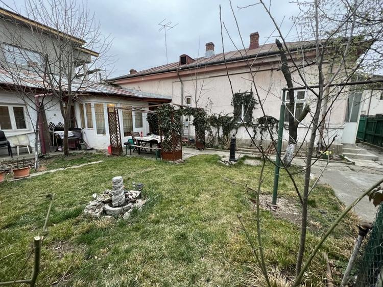 Casă individuală cu 4 camere cu Canalizare în Sud