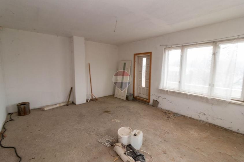 Casă individuală cu 7 camere cu Teren 583 Mp în Central