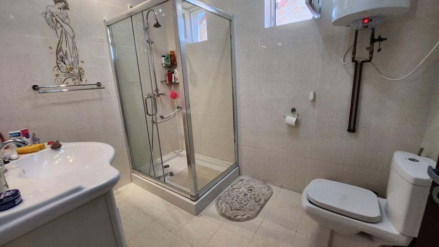 Casă individuală cu 5 camere cu Canalizare în Central