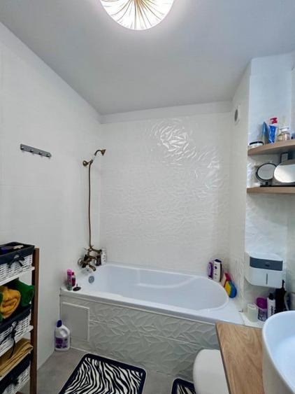 Apartament cu 3 camere semidecomandat în Florești