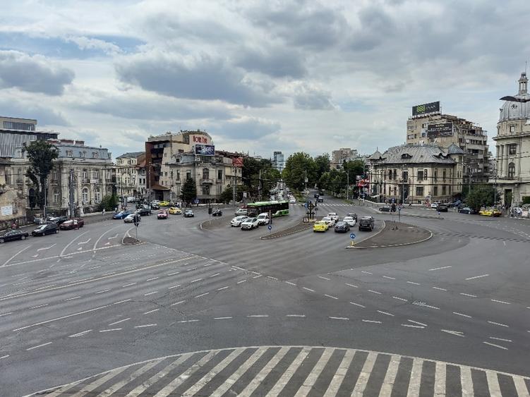 Apartament cu 3 camere semidecomandat, mobilat în P-ța Romană