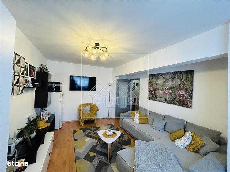Apartament cu 4 camere decomandat în Valea Aurie