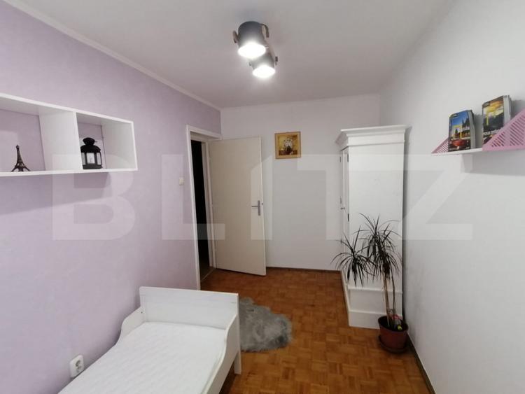 Apartament cu 3 camere semidecomandat, mobilat în Central