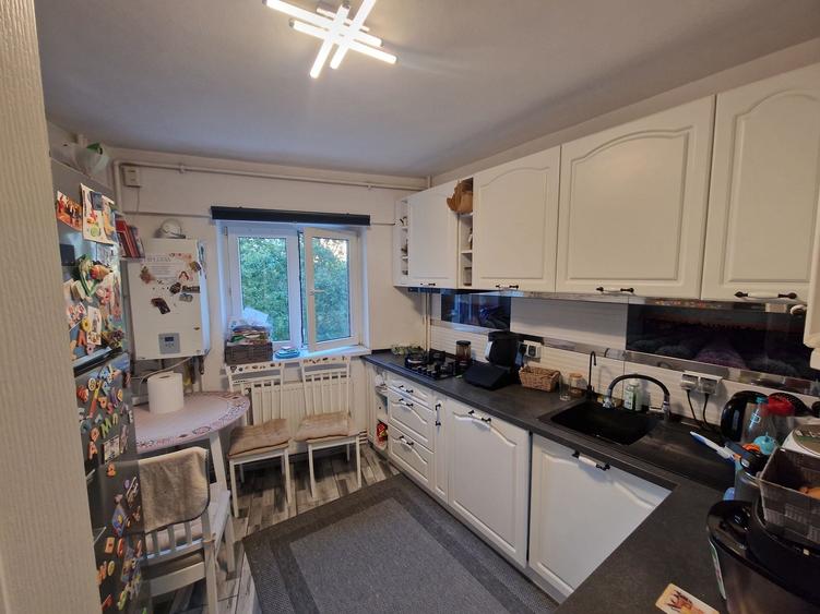 Apartament cu 3 camere semidecomandat în Vitan