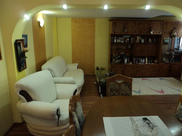 Casă cu 5 camere cu Garaj în Bujoreni