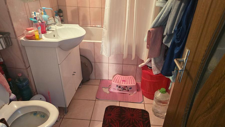 Apartament cu 3 camere decomandat în Bejan